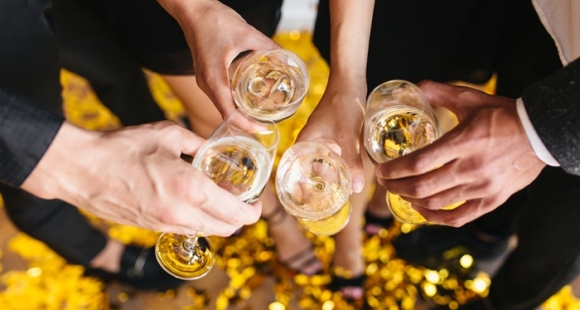 尾牙春酒可以強制員工參加嗎？辦在下班或假日要給加班費嗎？